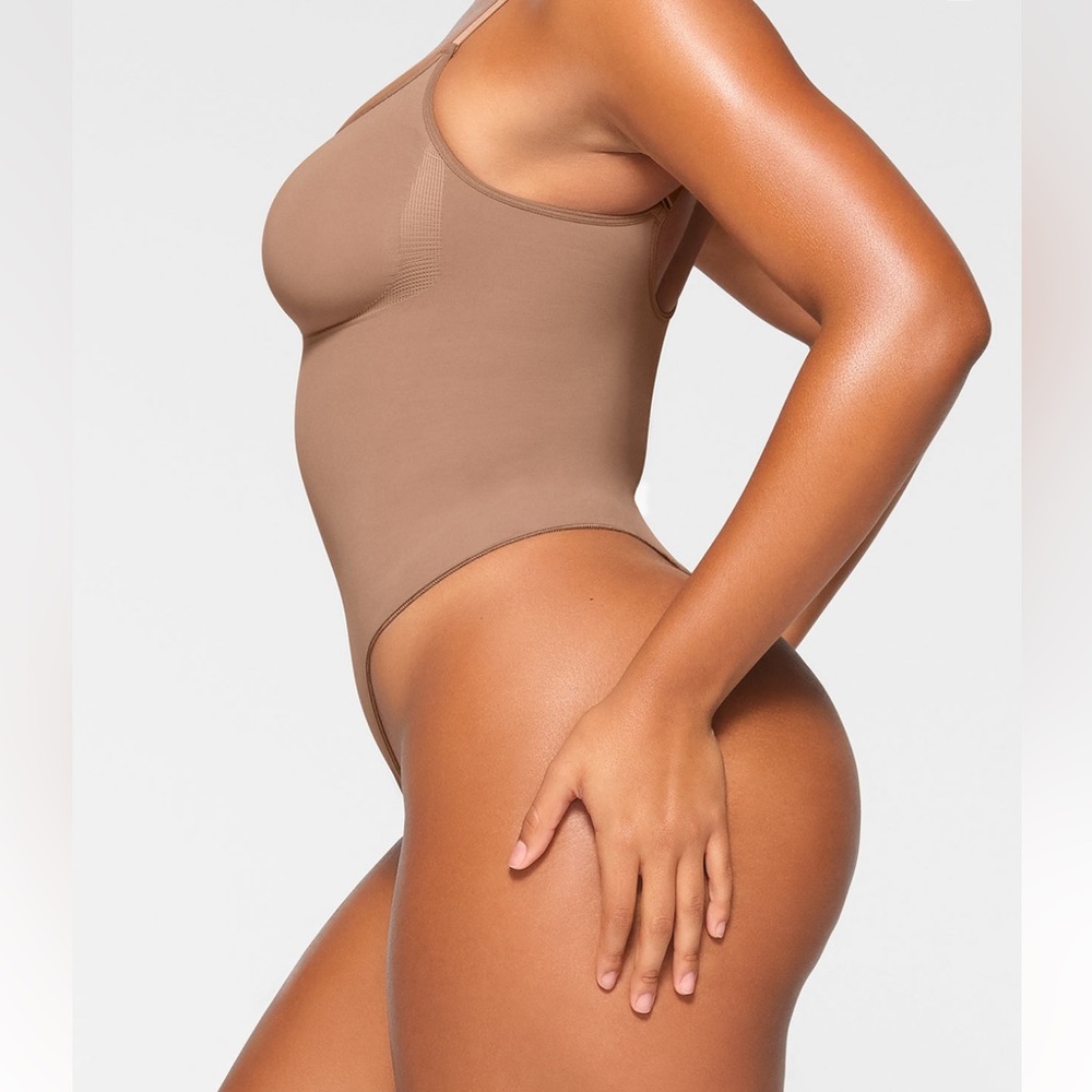 SKIMS SEAMLESS SCULPT THONG BODYSUIT SIENNA XS - Picture 2 of 4
